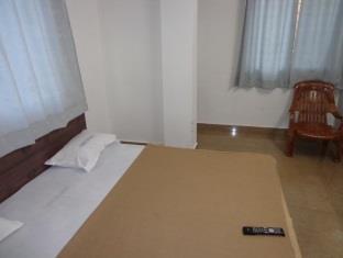 Oyo 36211 Hotel Padma Palace 乌贾因 外观 照片